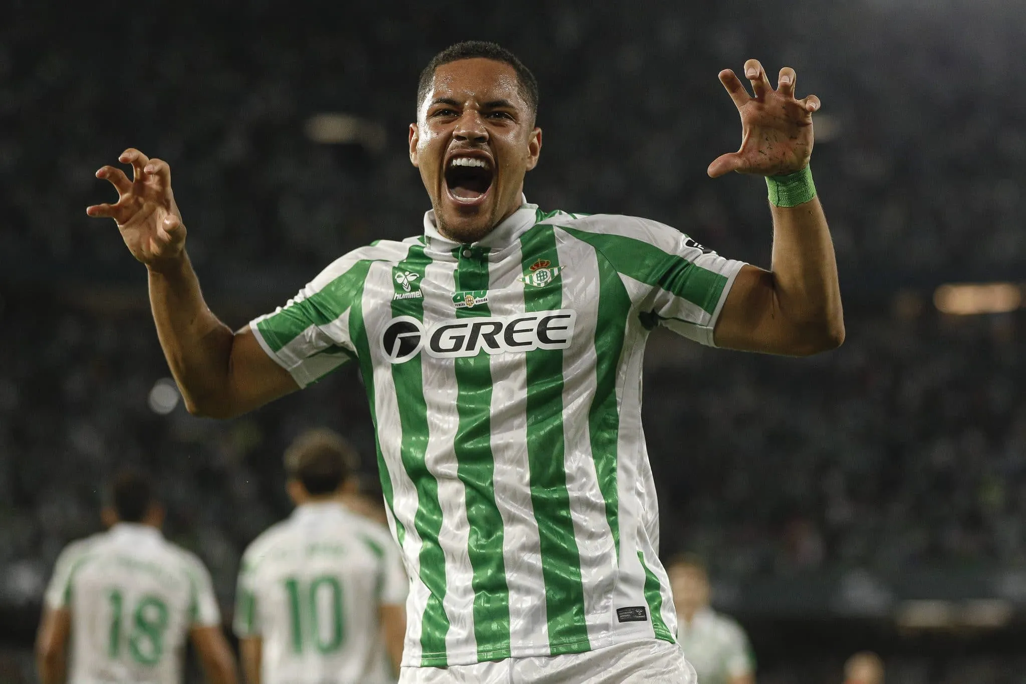 Em crescente no Betis, Vitor Roque marca mais dois e d&aacute; recado ao reserva