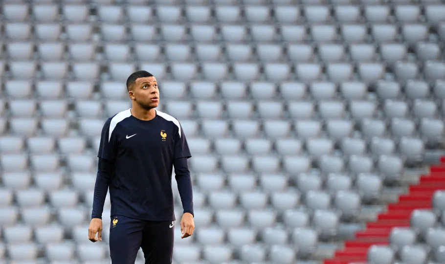 Mbapp&eacute; em treino da sele&ccedil;&atilde;o francesa