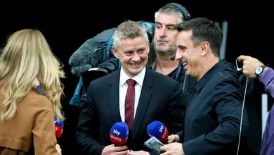 Gary Neville: &ldquo;Manchester United est&aacute; sofrendo a dor que merece por p&eacute;ssimas decis&otilde;es da diretoria&rdquo;