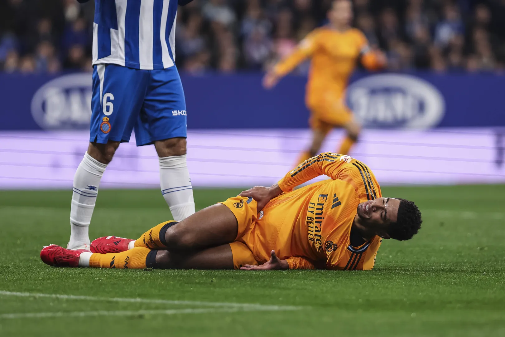 Bellingham ca&iacute;do no gramado durante jogo do Real Madrid