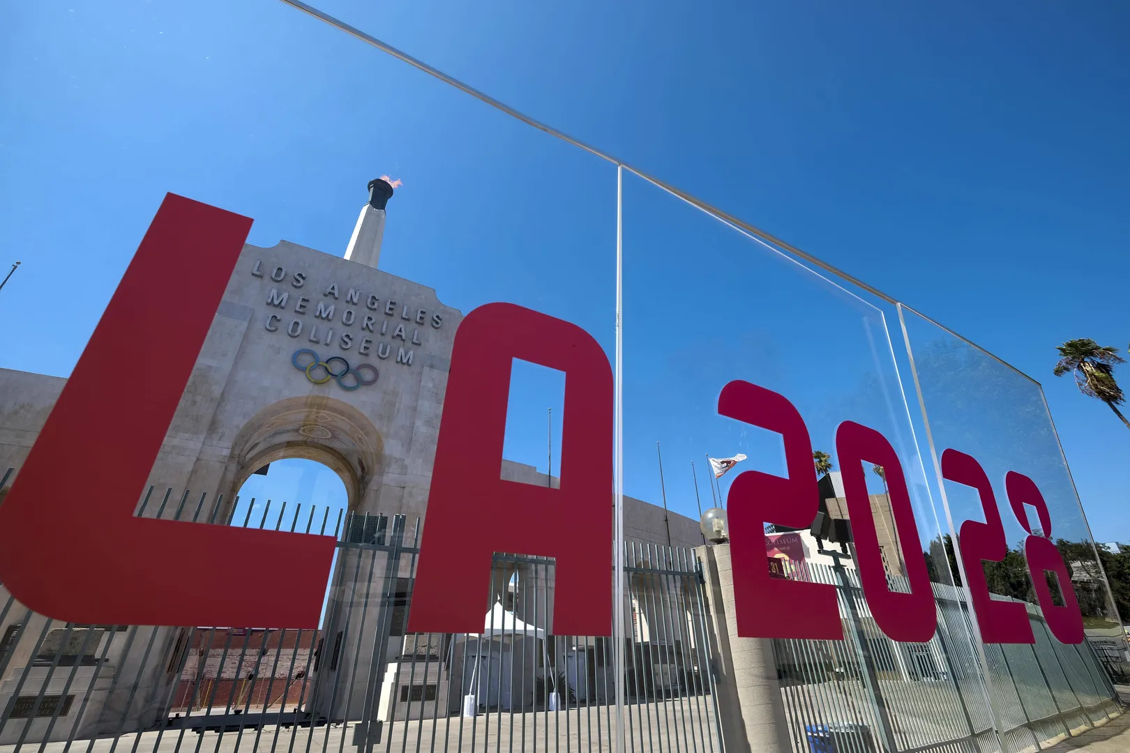 Bilder des Tages SPORT 170914 LOS ANGELES Sept 14 2017 A sign writing LA 2028 and a bla