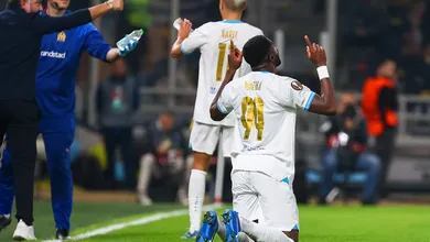 Marseille contou com o jogo a&eacute;reo e Pau L&oacute;pez para vencer o AEK Atenas