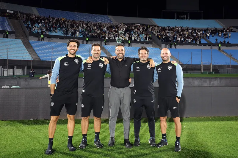 Artur Jorge voltou ao gramado para tirar foto com comiss&atilde;o t&eacute;cnica (Foto: Vitor Silva/Botafogo)