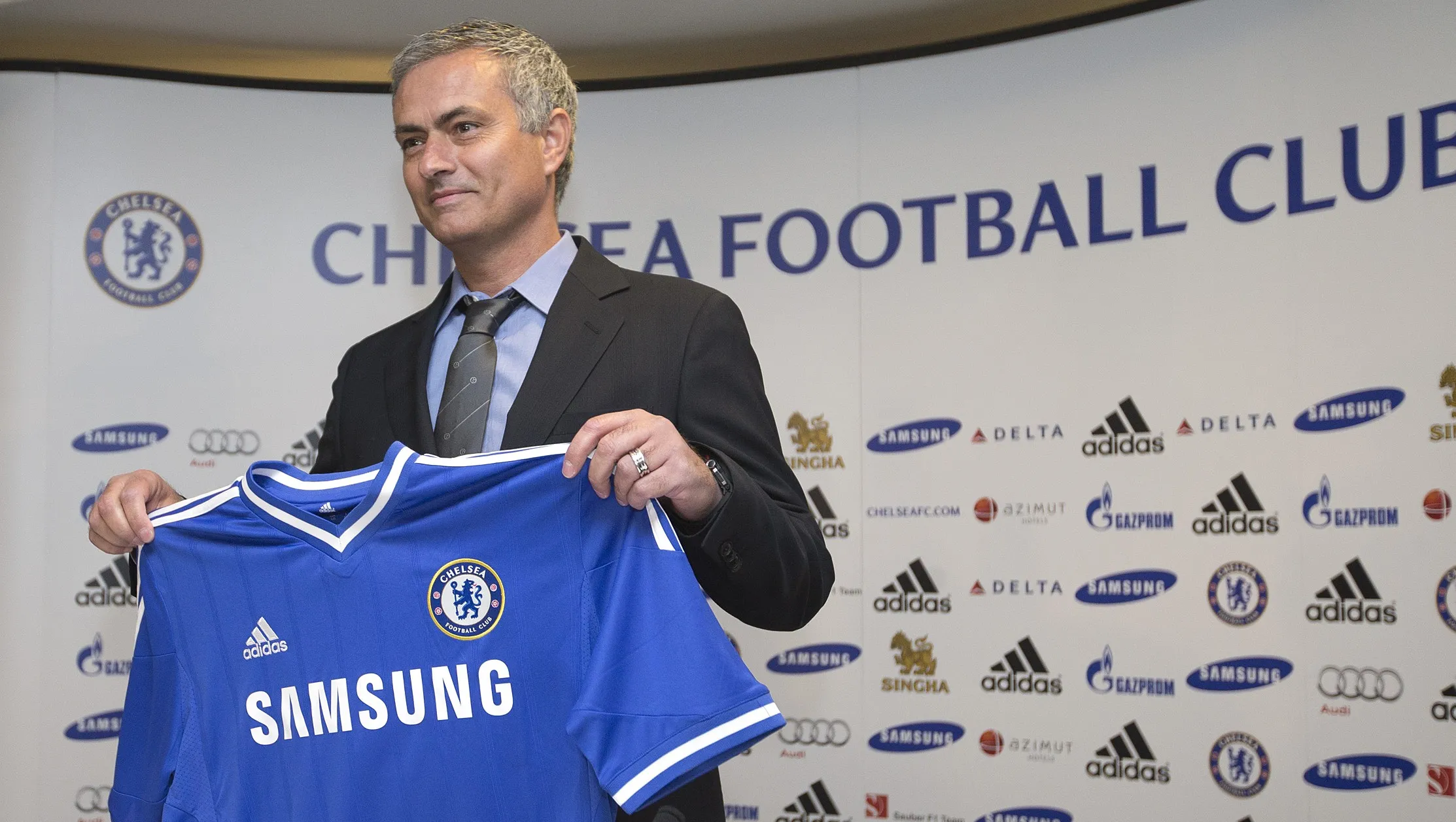 Mourinho vetou Ba no Arsenal: &ldquo;Eles disputam o t&iacute;tulo&rdquo;