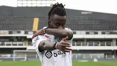 Carism&aacute;tico, Yusupha Njie chega ao Santos e revela orgulho para o povo de G&acirc;mbia