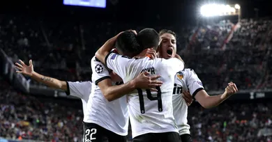 O que come&ccedil;ou como desastre terminou em goleada, e o Valencia permanece viv&iacute;ssimo na Champions
