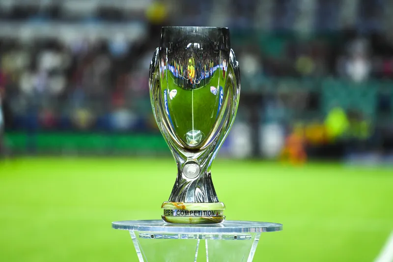 Trof&eacute;u da Supercopa da Uefa. Foto: Icon Sport