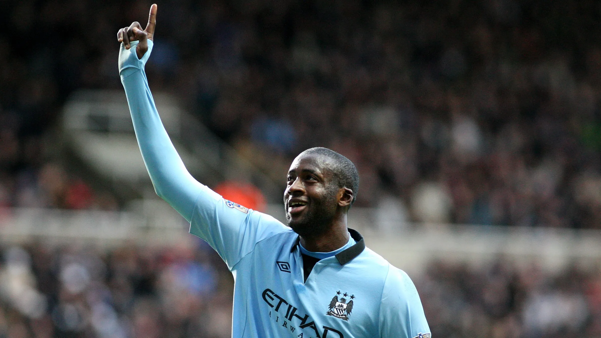 Pe&ccedil;a-chave do Manchester City, Yaya Tour&eacute; renova contrato