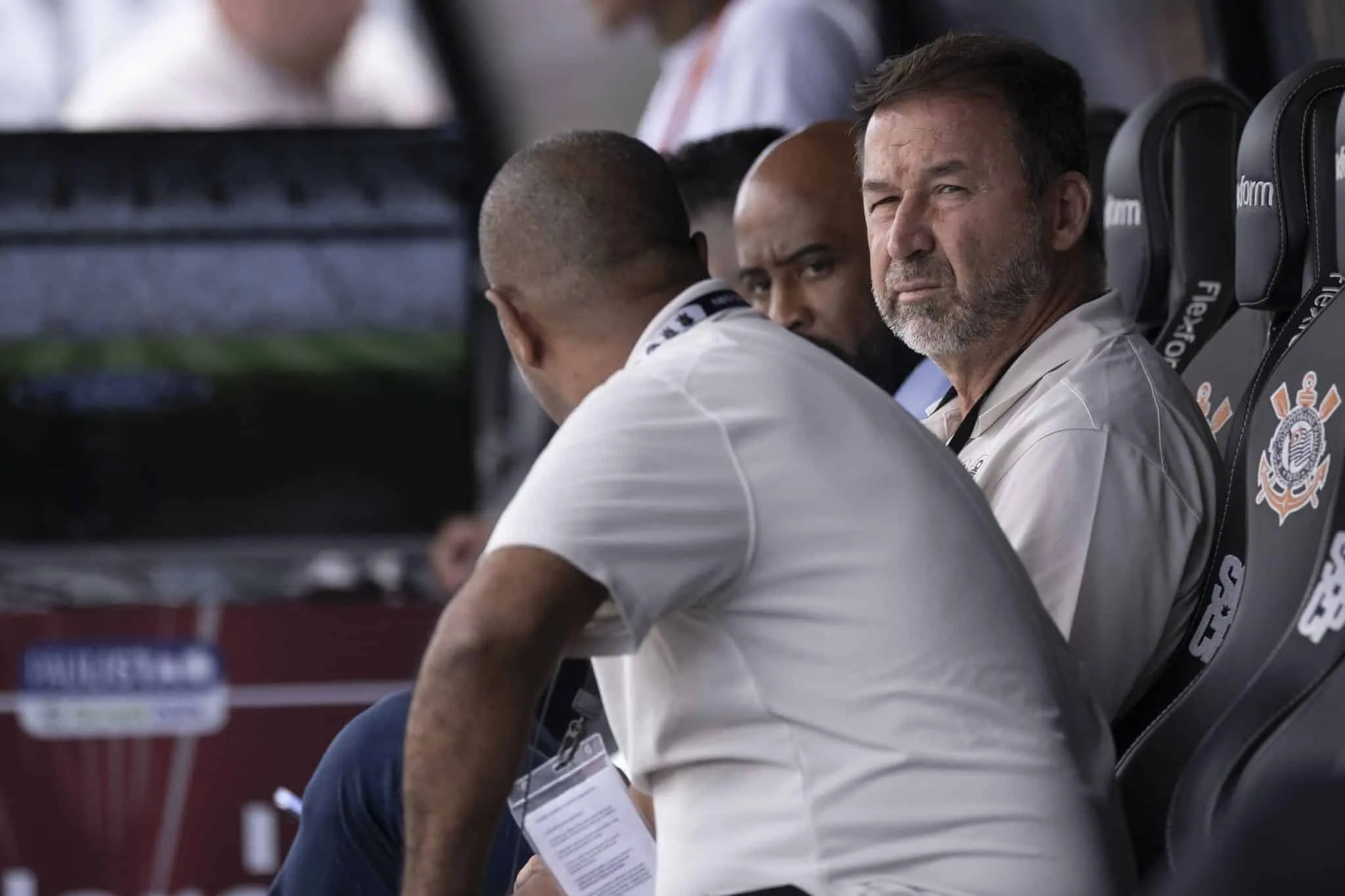 E as d&iacute;vidas? Diretor explica de onde vem o dinheiro que Corinthians gasta com refor&ccedil;os