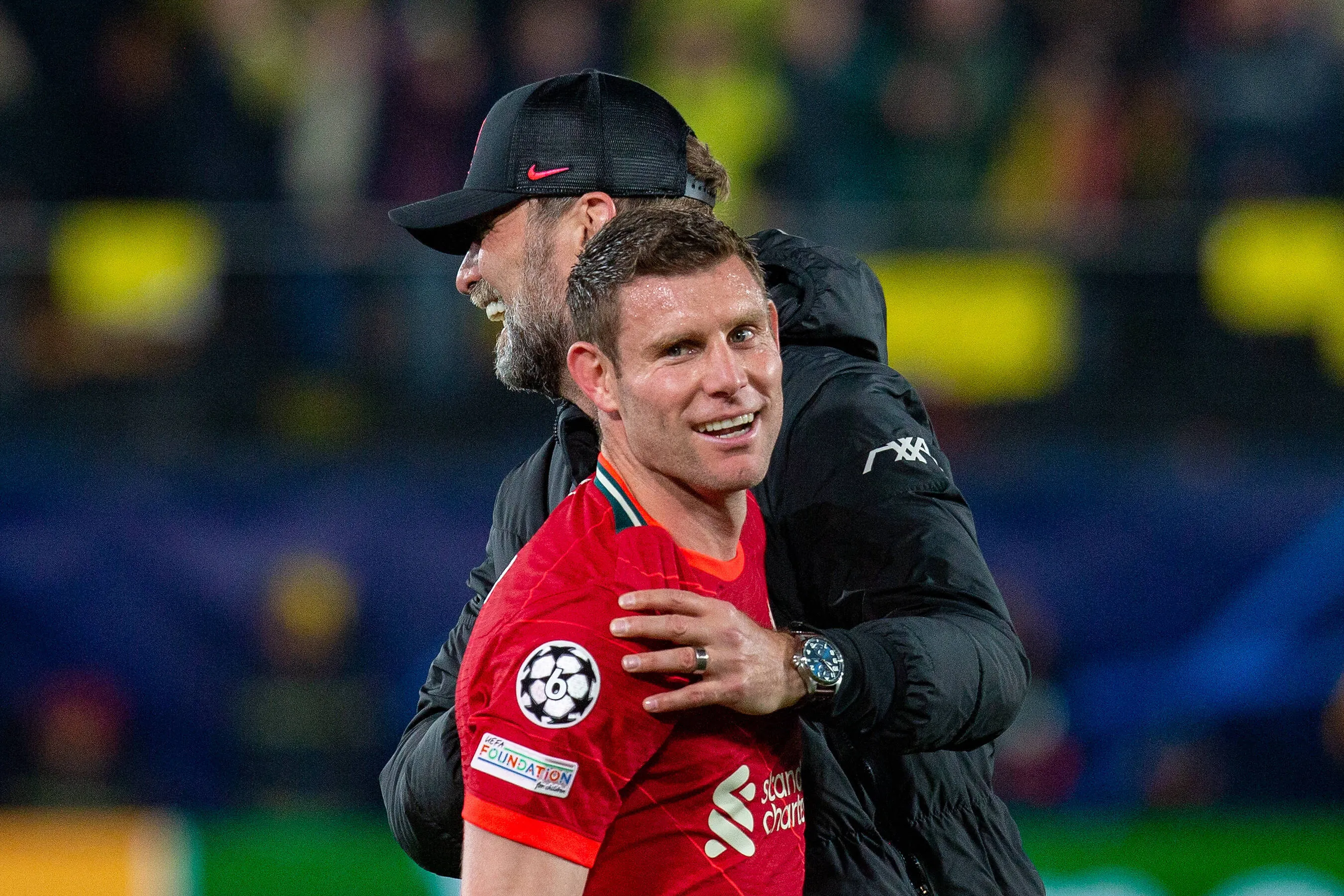 Milner e Klopp se cumprimentam ap&oacute;s jogo do Liverpool 