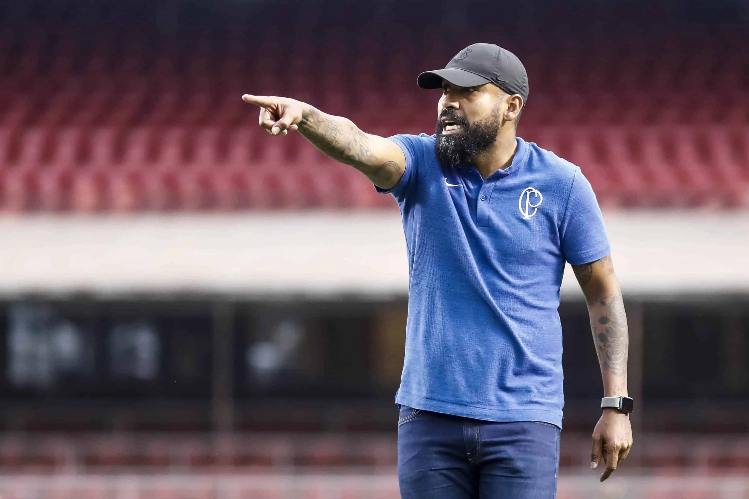 Ex-t&eacute;cnico do Corinthians &eacute; expulso de restaurante na Bahia e sugere racismo; estabelecimento rebate vers&atilde;o