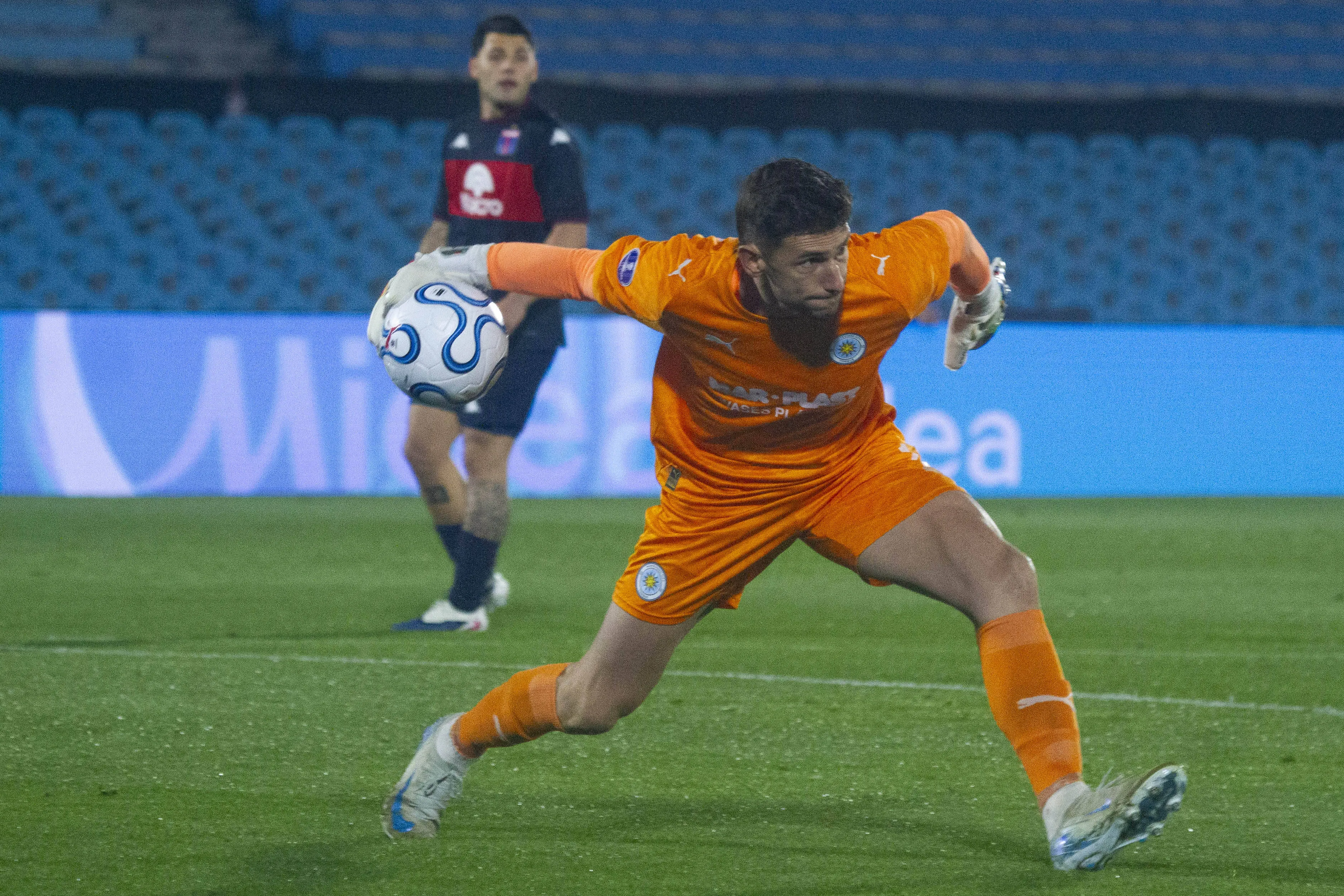 O goleiro Franco Torgnascioli em a&ccedil;&atilde;o pelo Montevideo City Torque