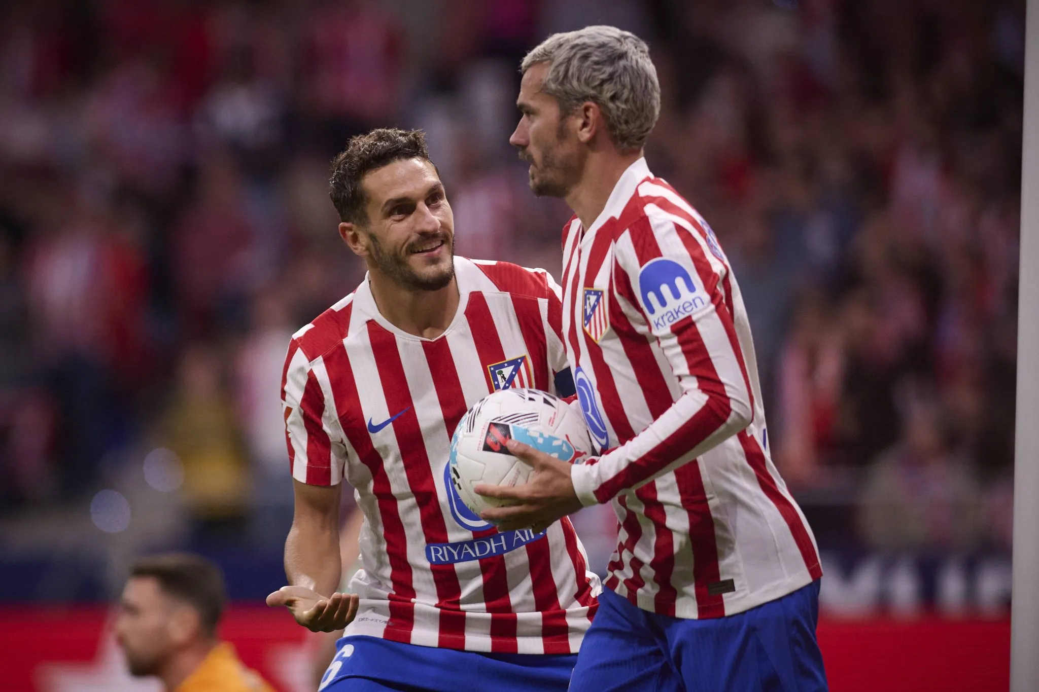 Koke e Griezmann celebram gol do Atl&eacute;tico de Madrid 