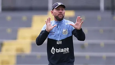 Ap&oacute;s protesto de jogadoras, Kleiton Lima pede demiss&atilde;o do time feminino do Santos