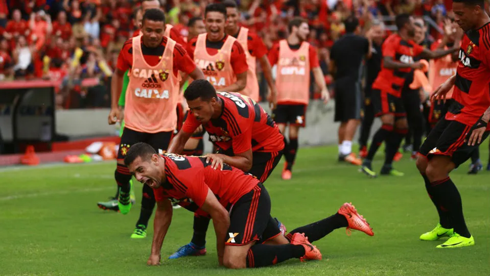Diego Souza n&atilde;o se cansa de arrebentar: assist&ecirc;ncia de bicicleta e gol de voleio