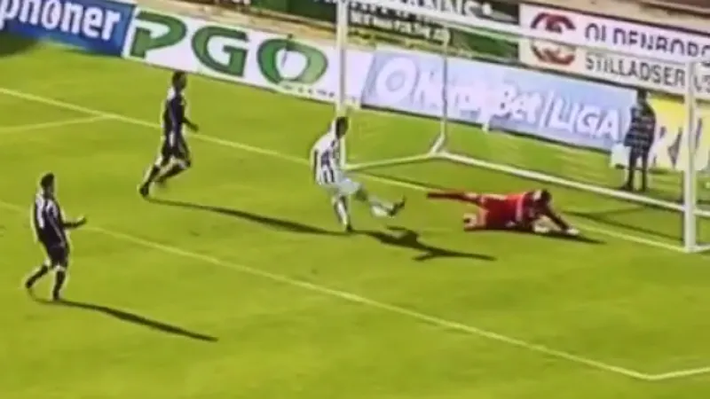 O reinado de Rafael Moura n&atilde;o durou nem um dia. Olha o gol que o filho de Michael Laudrup perdeu