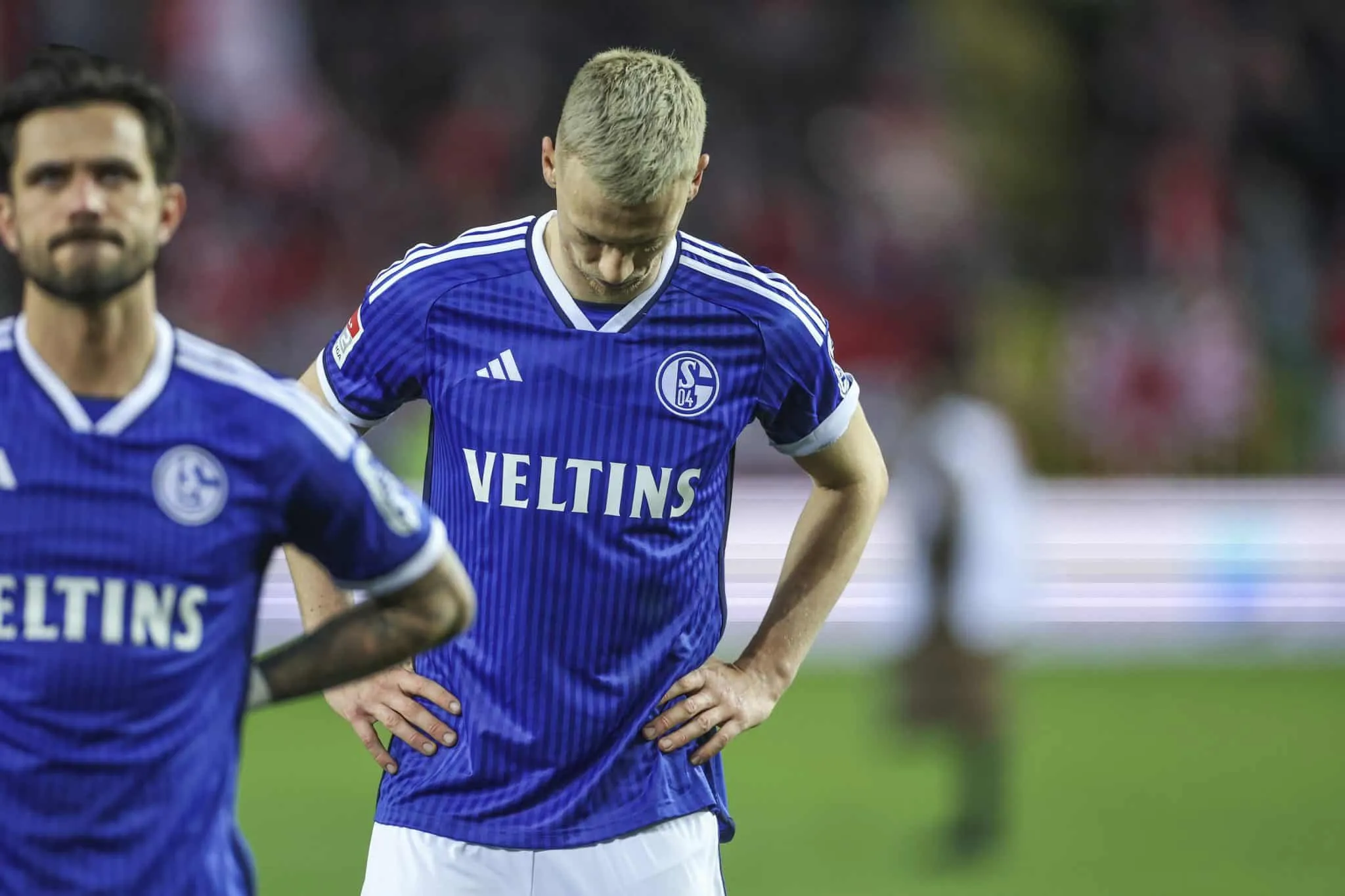 Schalke 04, um dos times mais tradicionais da Alemanha, pode deixar de existir como clube profissional se cair para a 3&ordf; divis&atilde;o