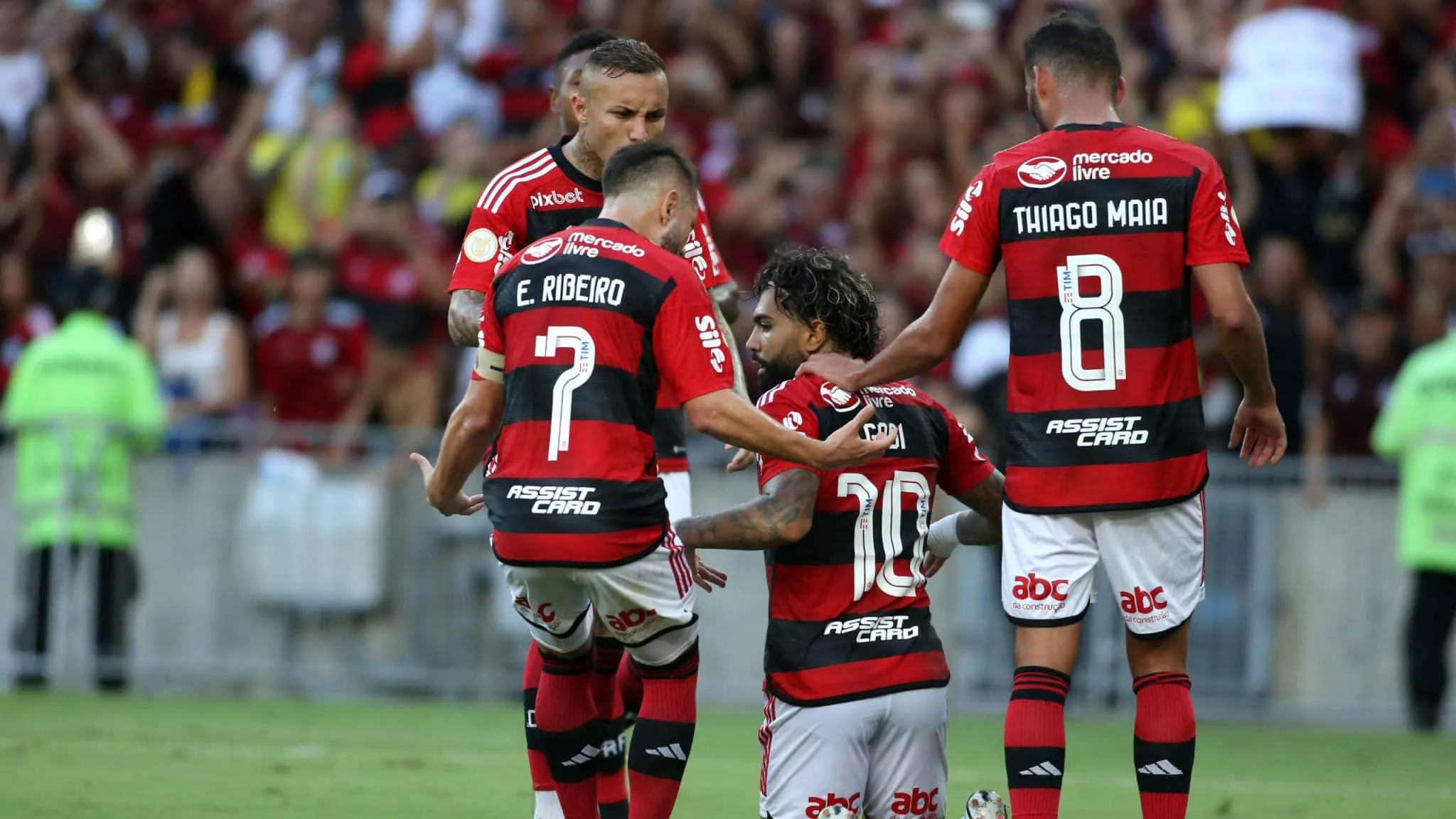 T&eacute;cnico interino do Flamengo explica Gabigol titular e Pedro no banco: &ldquo;Ele tem um pouco mais de mobilidade&rdquo;