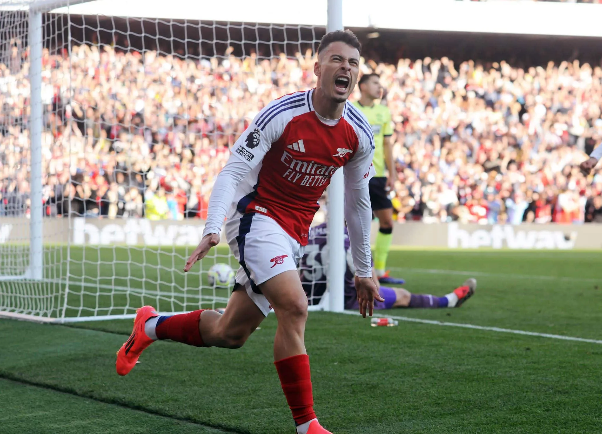 Martinelli decisivo e Saka inspirado mant&ecirc;m invencibilidade do Arsenal