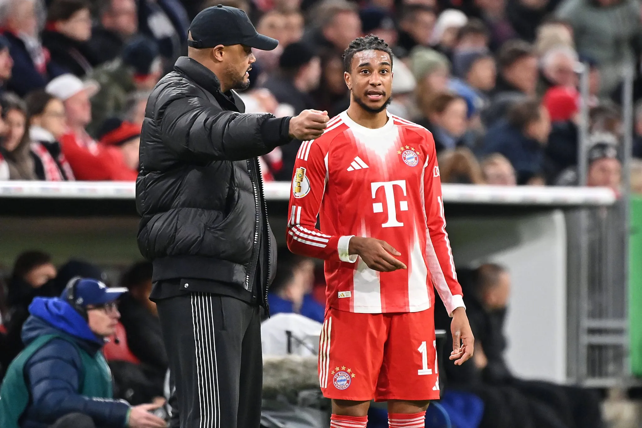Kompany orienta Olise durante jogo do Bayern