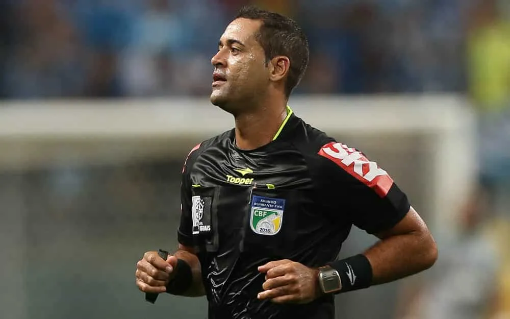 CBF admite erro em p&ecirc;nalti n&atilde;o marcado e afasta VAR de Corinthians x Gr&ecirc;mio (de novo)