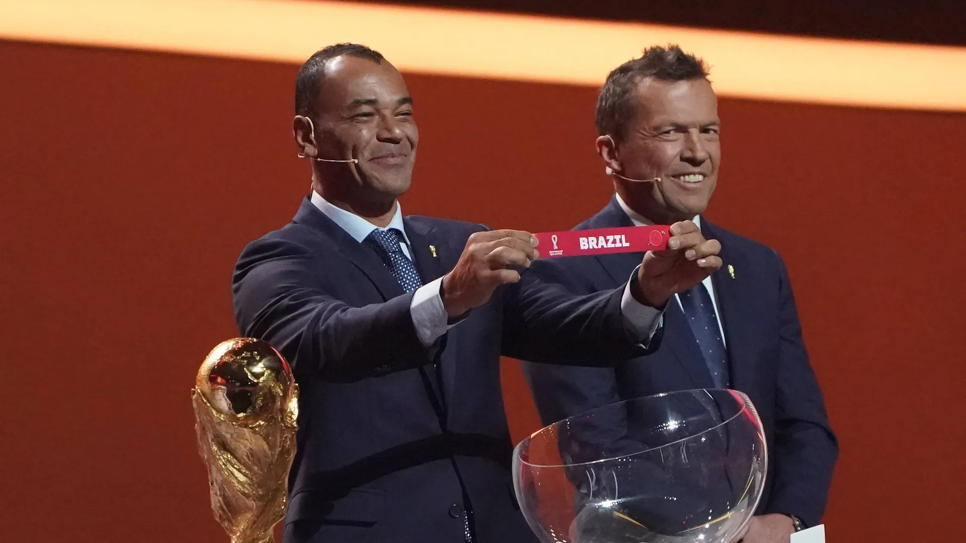 Cafu foi o respons&aacute;vel por sortear a bolinha do Brasil para Copa do Mundo 2022 (Foto: Imago)