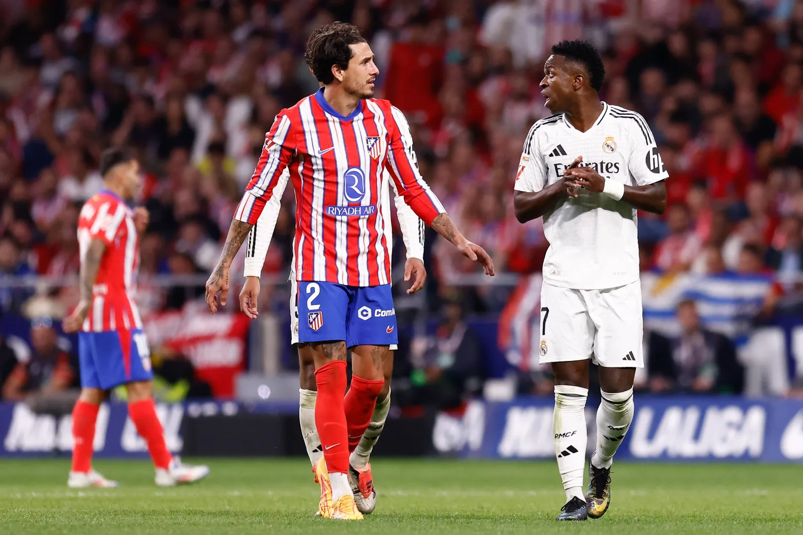 Foto: (Imago) - Jos&eacute; Mar&iacute;a Gim&eacute;nez e Vinicius Jr durante cl&aacute;ssico entre Atl&eacute;tico de Madrid x Real Madrid