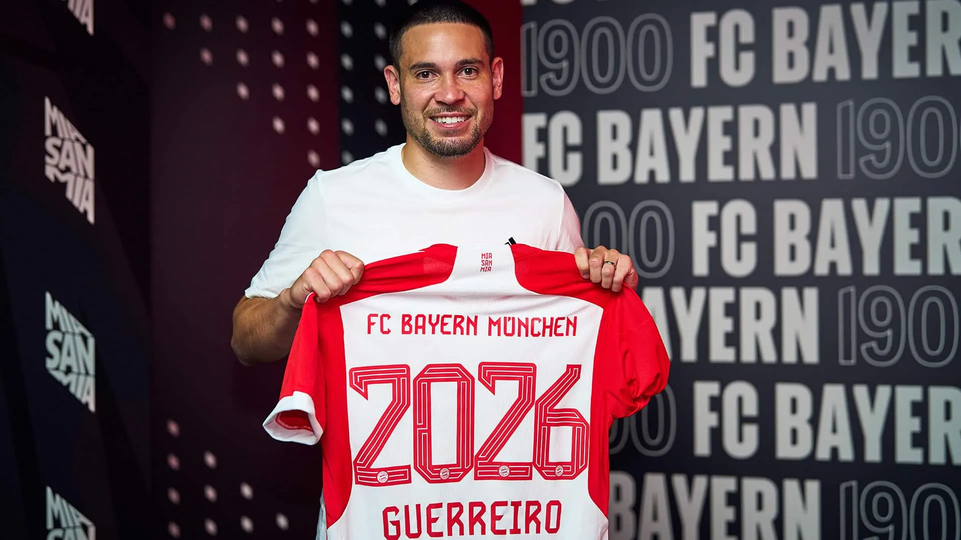 Do Vale do Ruhr para a Baviera: Rapha&euml;l Guerreiro assina com o Bayern ap&oacute;s deixar o Dortmund
