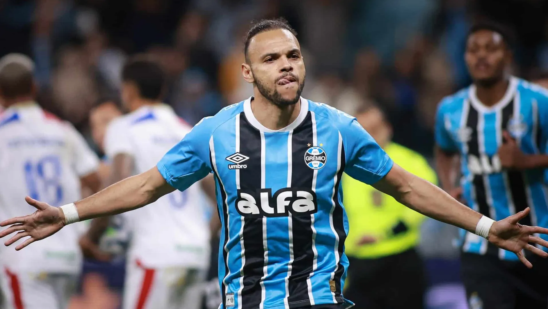 Braithwaite celebra gol pelo Gr&ecirc;mio