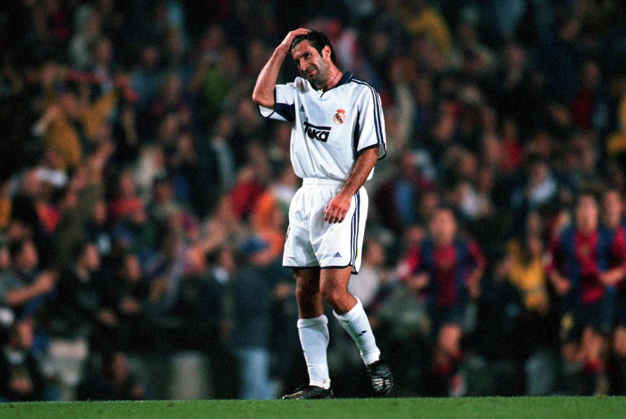 Luis Figo em partida contra o Barcelona no Camp Nou ap&oacute;s transfer&ecirc;ncia para o Real Madrid (Foto: IMAGO / BSR Agency)