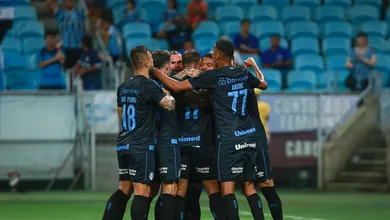Centroavantes marcam, e Gr&ecirc;mio vence a quinta seguida em jogo com muitas les&otilde;es na Arena