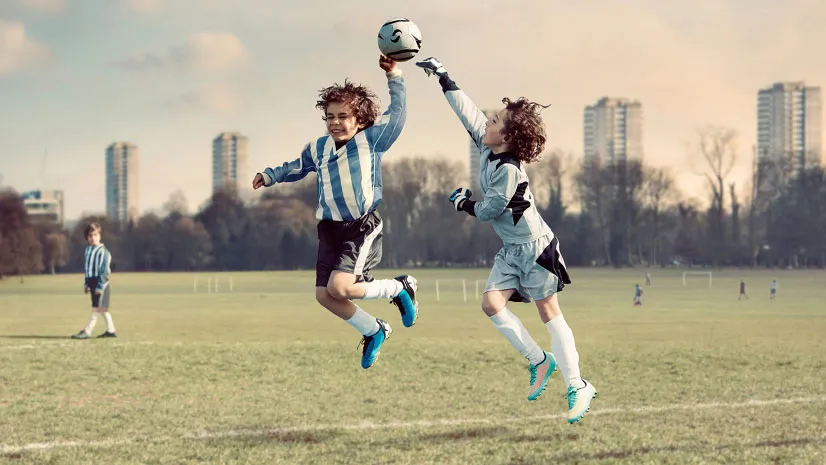 O pequeno Maradona (Foto: George Logan/Barcroft)