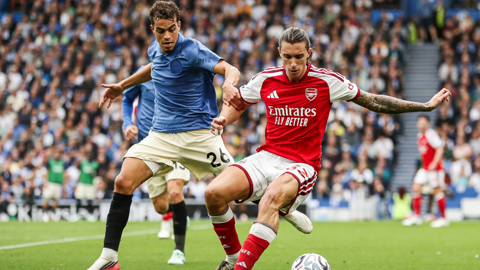 Yasin Ayari, do Brighton, e Riccardo Calafiori, do Arsenal, durante a partida da Premier League entre Brighton e Arsenal, no American Express Stadium, em Brighton, na Inglaterra, em 19 de setembro de 2026.