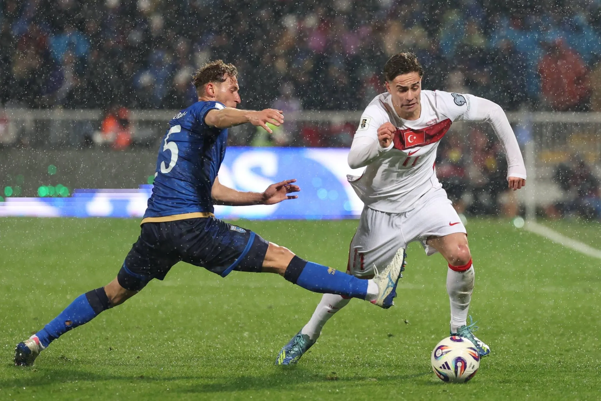 Kenan Yildiz em partida entre Kosovo e Turquia na repescagem pela Copa do Mundo (Foto: IMAGO / Yigit &Ouml;rme)