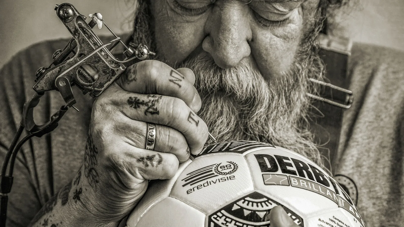 Um dos tatuadores mais renomados do mundo desenhou a nova bola do Campeonato Holand&ecirc;s