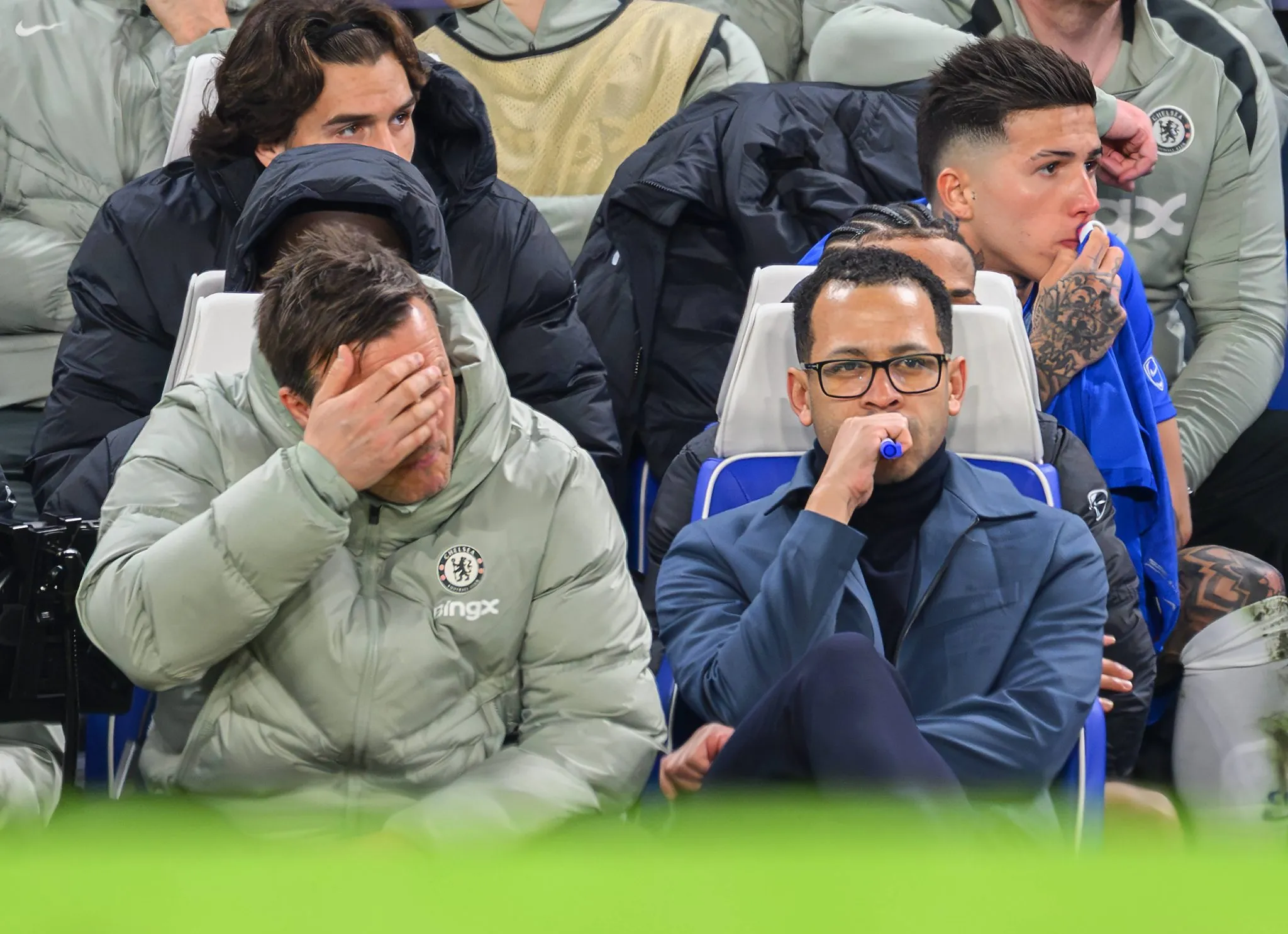 O t&eacute;cnico Liam Rosenior em partida do Chelsea
