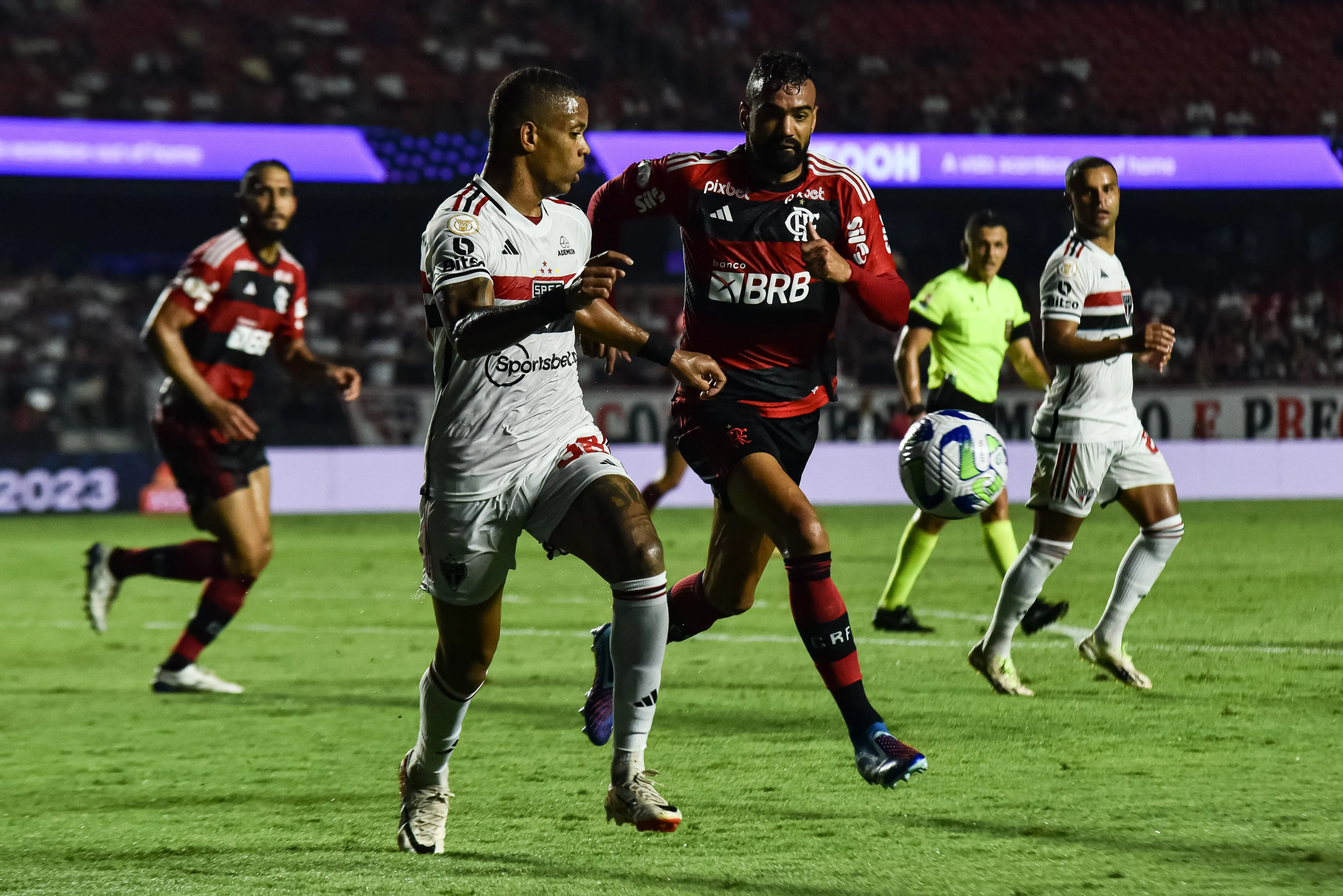 Flamengo volta a atingir objetivo pela incompet&ecirc;ncia alheia em noite de d&eacute;j&agrave; vu no Morumbi