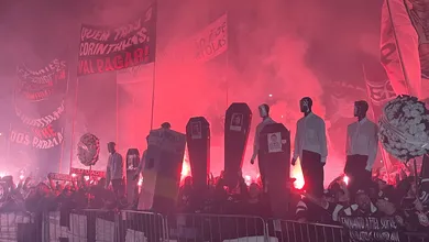 Vel&oacute;rio e &lsquo;tadala&rsquo;:&nbsp;Torcida&nbsp;do Corinthians protesta contra ex-dirigentes e retorno de Augusto&nbsp;&nbsp;