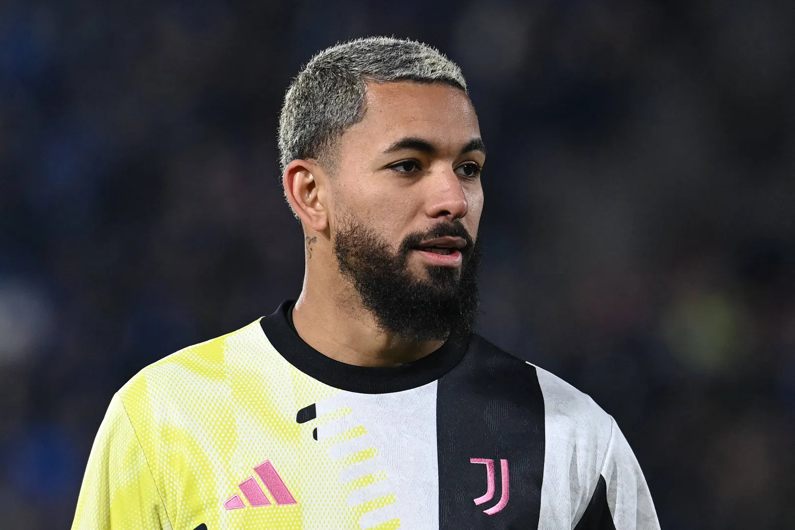Torcida da Juventus n&atilde;o poupa cr&iacute;ticas a Douglas Luiz, mesmo com vit&oacute;ria sobre o PSV na Champions
