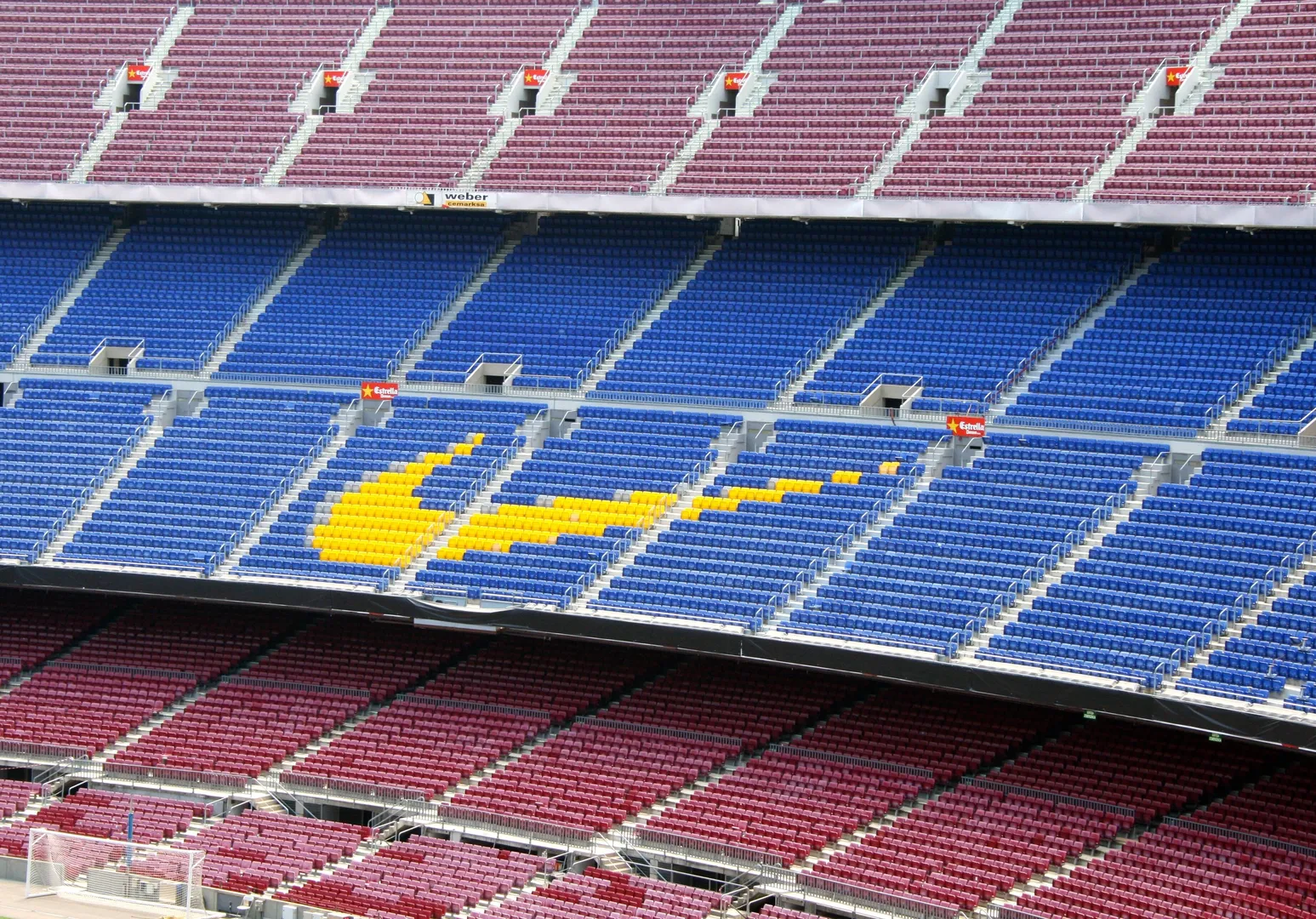 Foto: (Imago) - S&iacute;mbolo da Nike nas cadeiras do Camp Nou, est&aacute;dio do Barcelona
