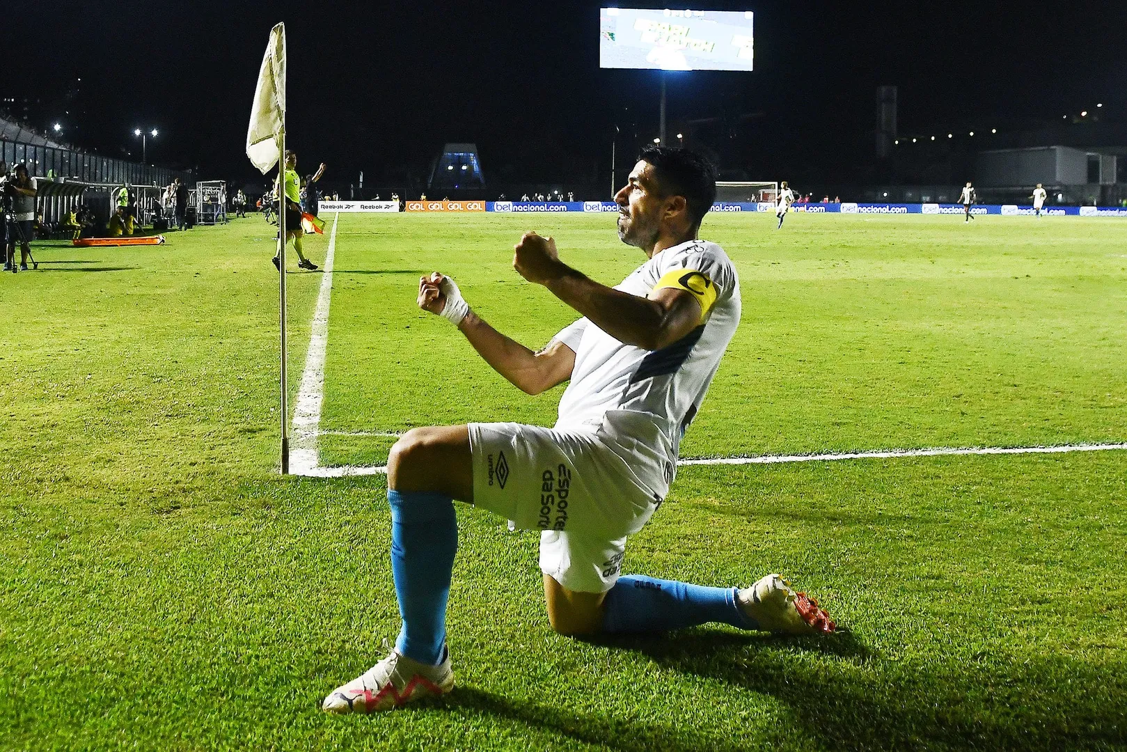No gramado natural de S&atilde;o Janu&aacute;rio, Luis Su&aacute;rez fez tr&ecirc;s gols e o Gr&ecirc;mio venceu o Botafogo em confronto direto pelo t&iacute;tulo do Brasileir&atilde;o em 2023 - Foto: Alexandre Dur&atilde;o/Gr&ecirc;mio FBPA