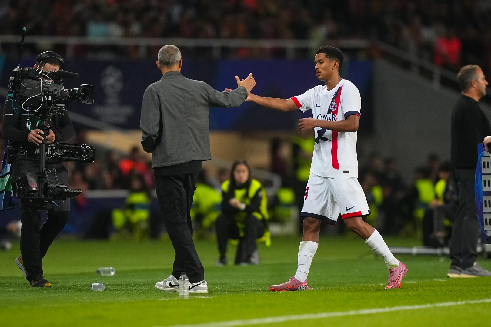 Luis Enrique cumprimenta Mayulu 