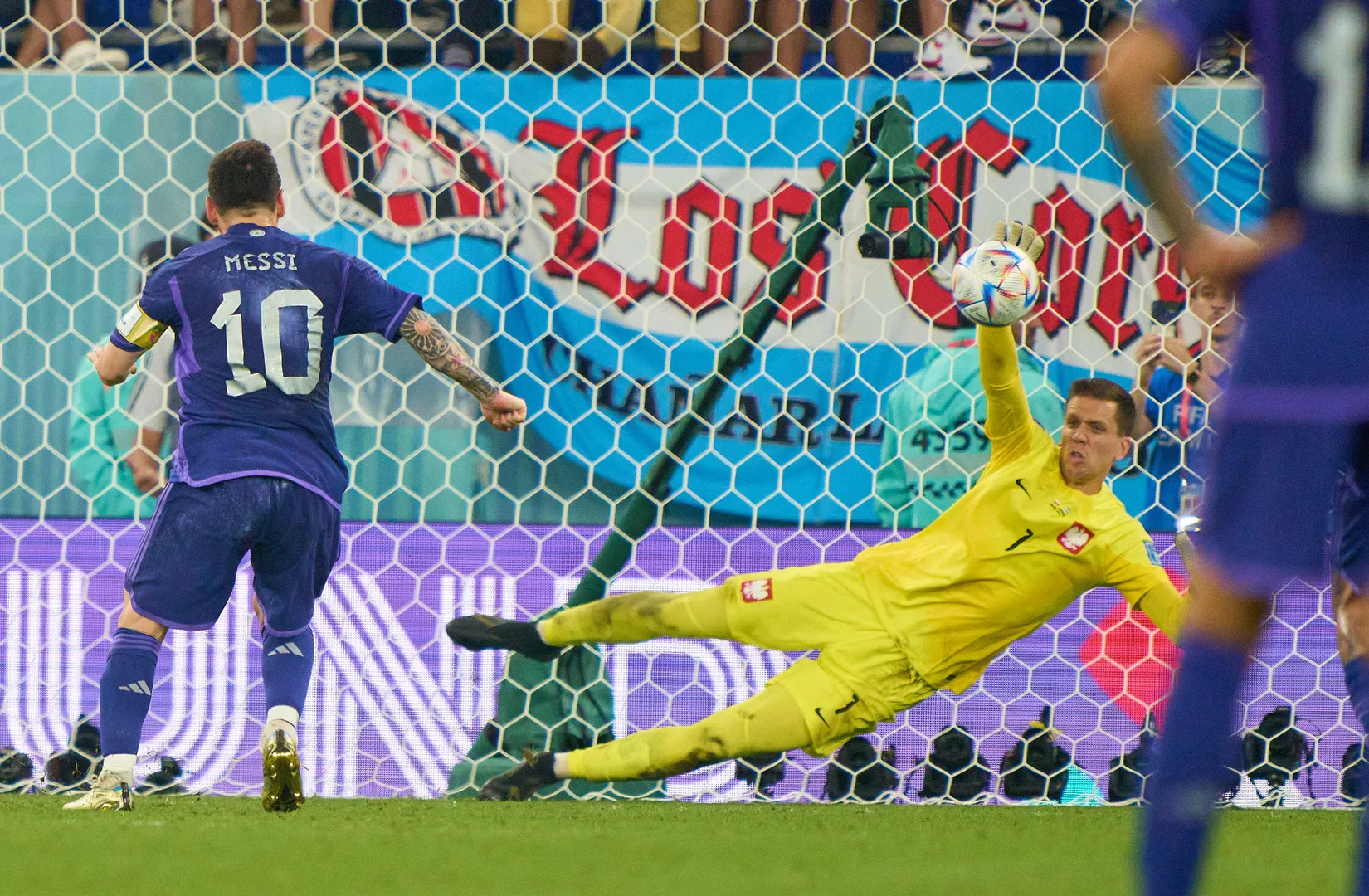 Szczesny&nbsp;defende p&ecirc;nalti de Messi na Copa do mundo. Foto: Imago