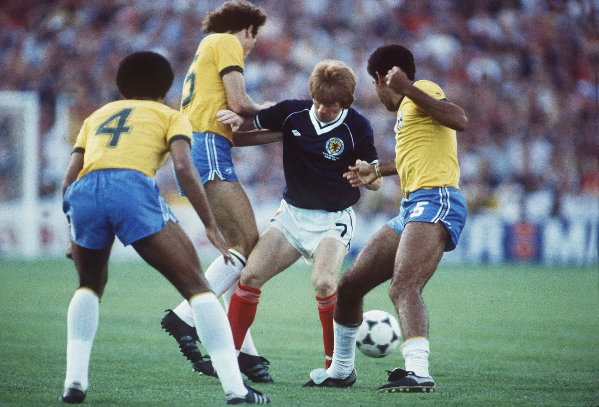 Sele&ccedil;&atilde;o brasileira durante a partida contra a Esc&oacute;cia na Copa do Mundo de 1982 (Foto: IMAGO / Colorsport)