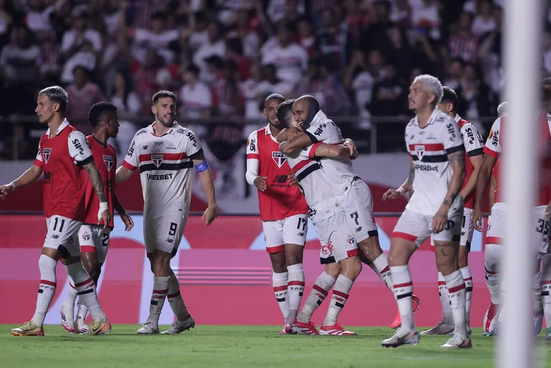 Oscar e Lucas se abra&ccedil;am para comemorar o gol do S&atilde;o Paulo