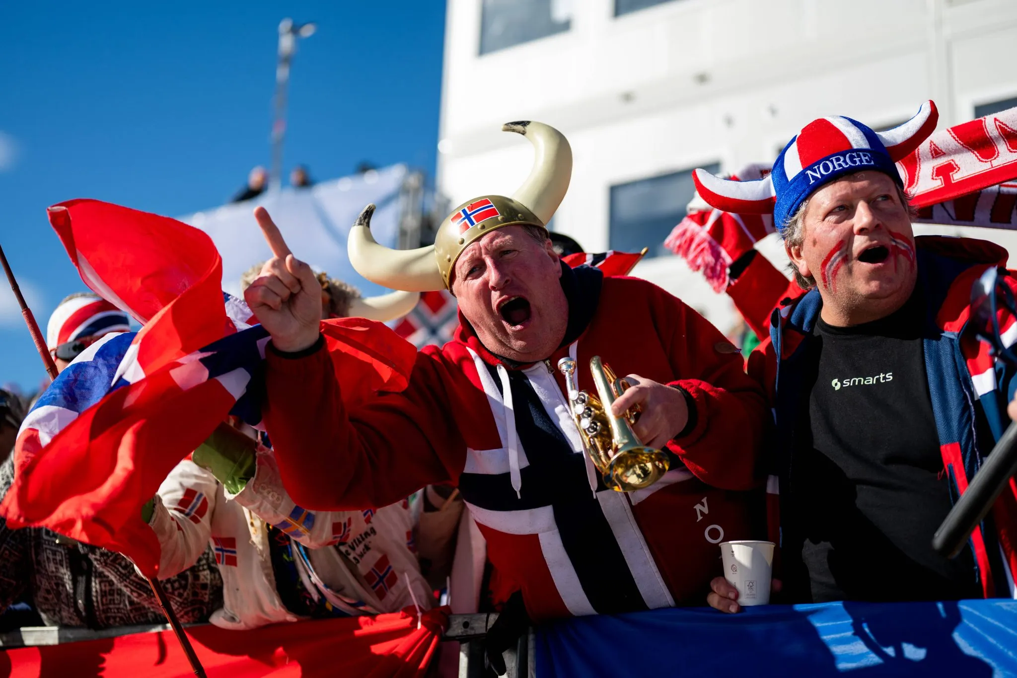 Torcedores noruegueses com bandeiras e fantasias de vikings