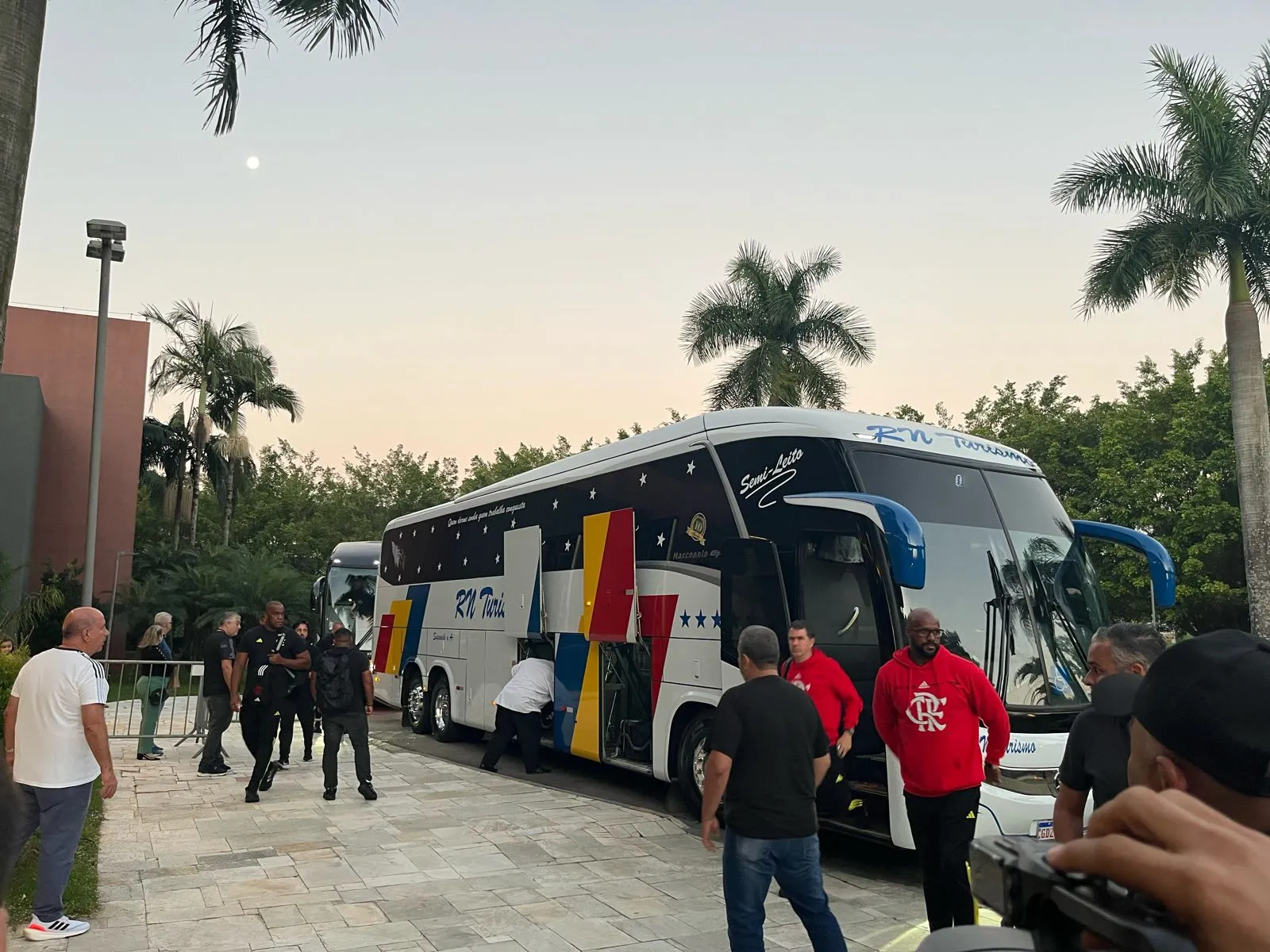 Com muita festa, Flamengo desembarca em S&atilde;o Paulo para jogo contra o Palmeiras