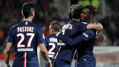 Mesmo sem jogar bem, PSG vence Lorient de virada e encosta no l&iacute;der