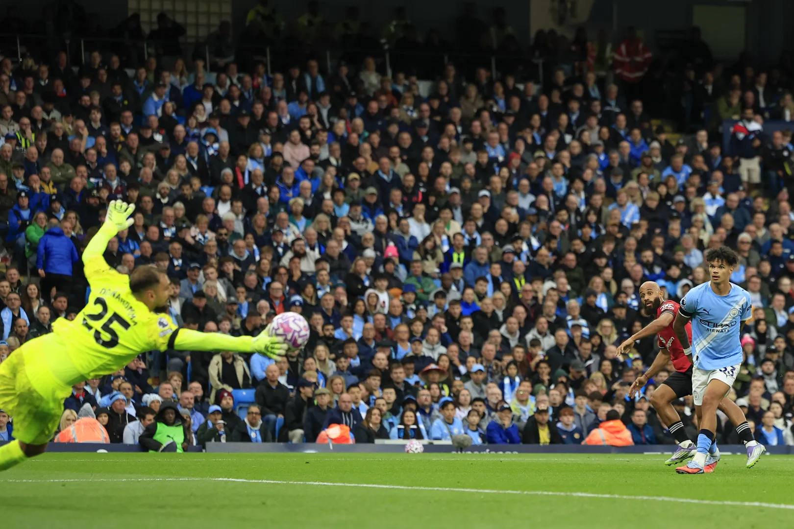 Donnarumma defende bela finaliza&ccedil;&atilde;o de Mbeumo