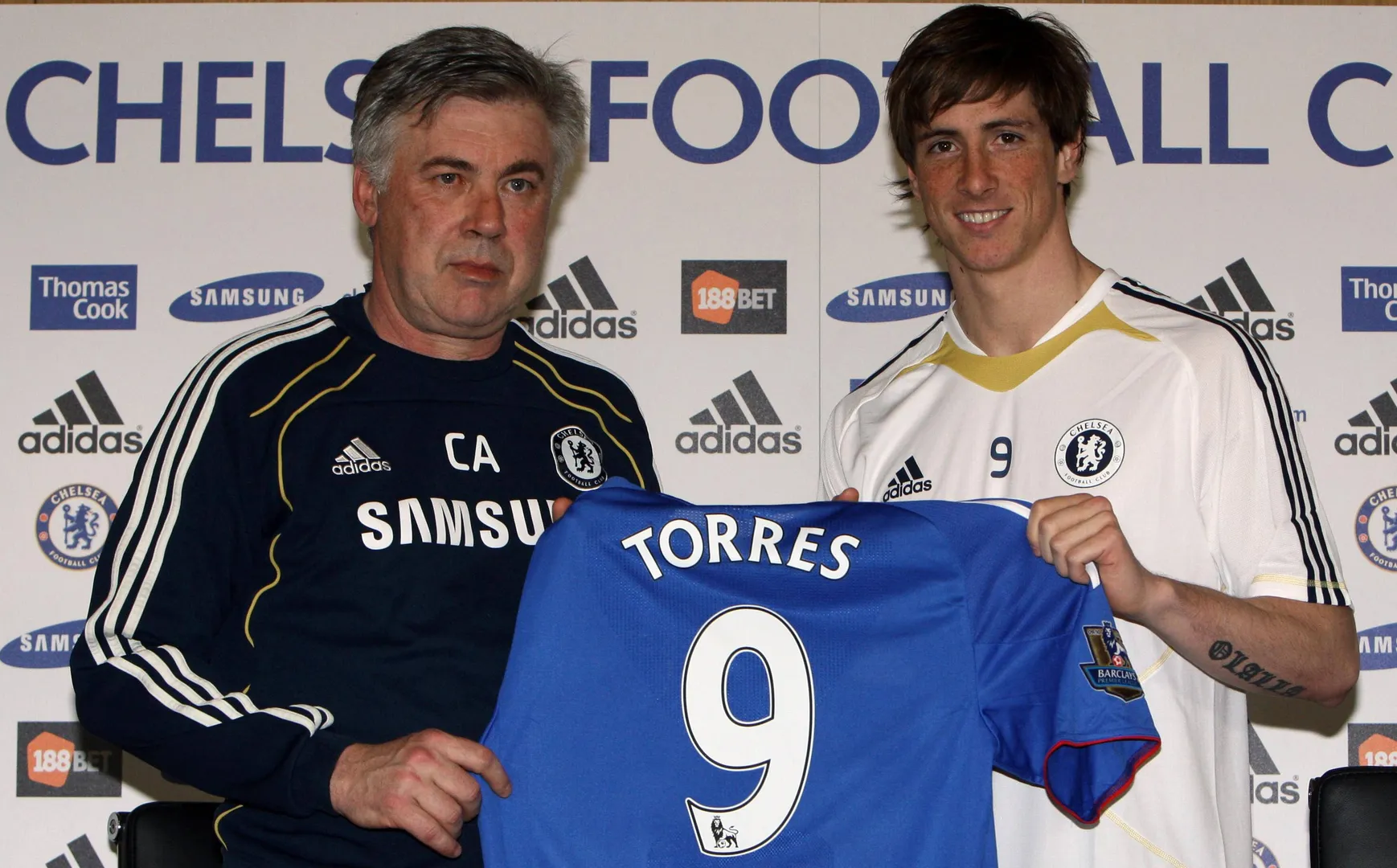 Carlo Ancelotti durante apresenta&ccedil;&atilde;o de Fernando Torres no Chelsea (Foto: Imago)
